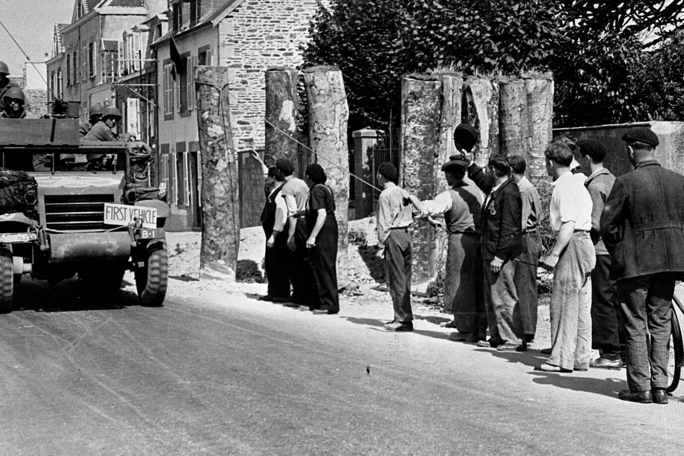 Das Bild zeigt Zivilisten und US-Soldaten im französischen Granville von 1944.