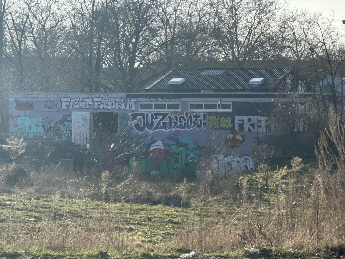 Das JUZ Friedrich Dürr in Mannheim: Graffiti wie „Free Lina“ oder „Fight Fascism” prägen die Außenfassade. (Themenbild)