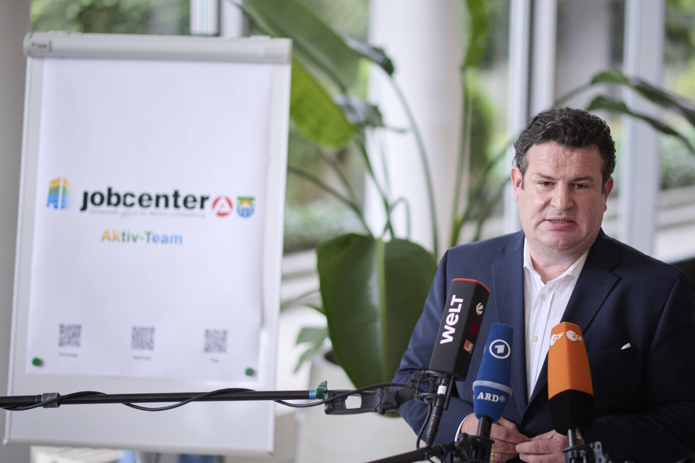 Das Foto zeigt Arbeitsminister Hubertus Heil in einem Jobcenter