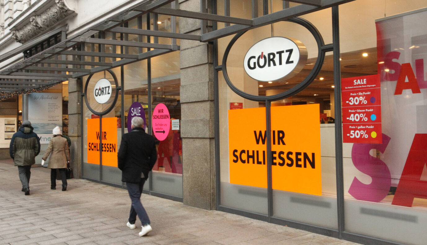 Inflation und Energiepreise führt zu Insolvenzen: Auf Schaufensters des Schuhgeschäfts Görtz weisen Schilder darauf hin, daß die Filiale schließt