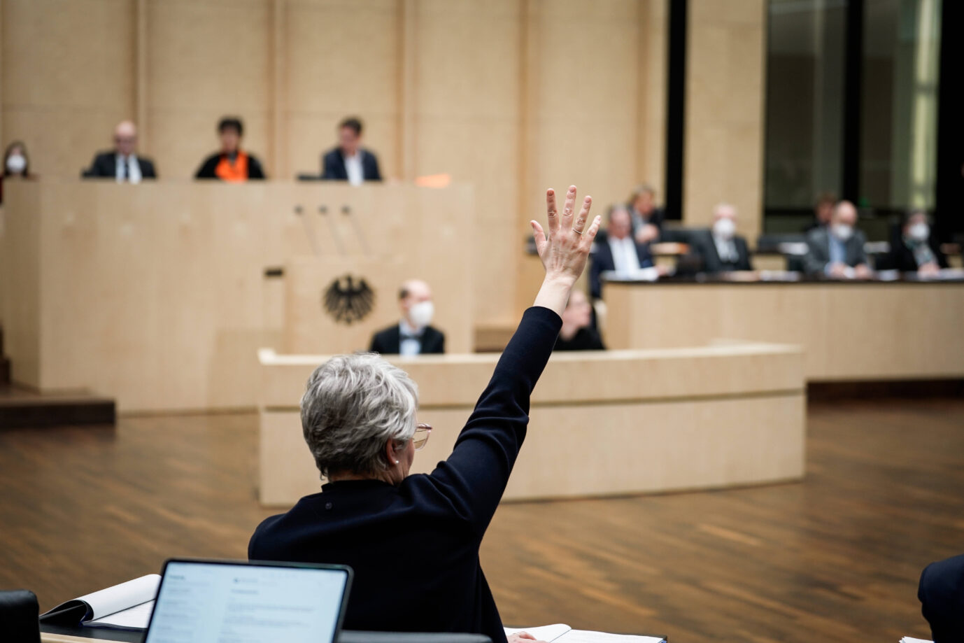 Bundesratssitzung, Symbolbild für Abstimmung im Bundesrat im Plenarsaal des Bundesratsgebäudes im Rahmen der 1029. Sitzung im Bundesrat in Berlin, Berlin, Deutschland Abstimmung im Bundesrat: Die Ländervertretung ist die letzte Hürde vor den historischen Schulden. Foto: IMAGO / Political-Moments