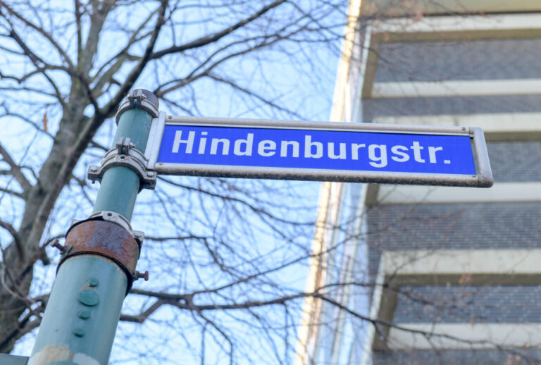 Das Straßenschild Hindenburgstraße in Essen am Donnerstag, 13. Dezember 2018. Eine Hindenburgstraße in Deutschland: In Lüneburg werden die Schilder bald abgenommen. Foto: IMAGO / Funke Foto Services