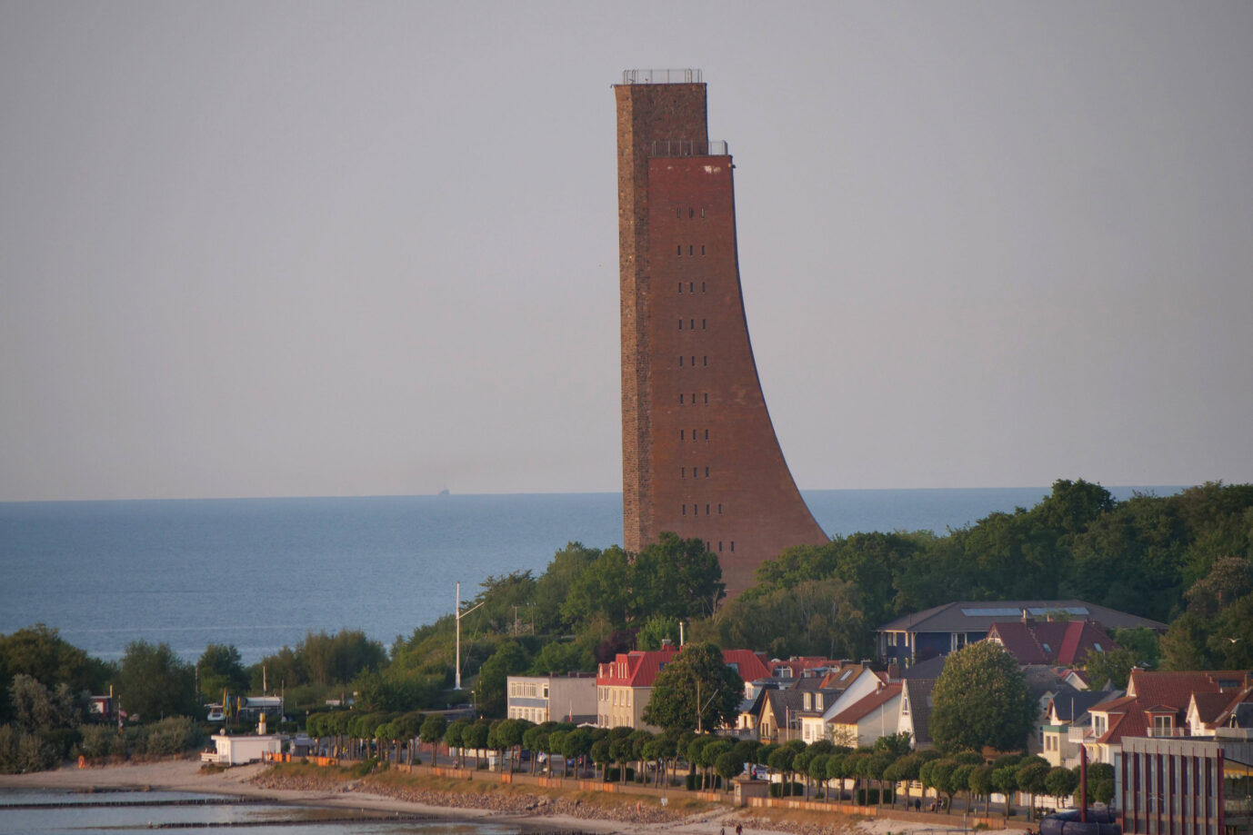 Ein großer steinerner Turm ragt am Strand der schleswig-holsteinschen Gemeine Laboe in die Luft – es ist das Marine-Ehrenmal in Laboe