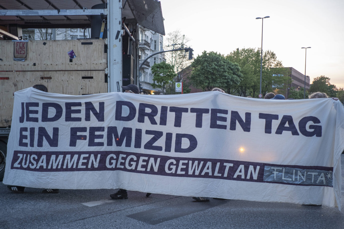 Eine feministische Demo im Hamburger Schanzenviertel: Nach Angaben des Bundeskriminalamtes beträgt die durchschnittliche Jahreszahl der sogenannten Femizide rund 900. (Themenbild)