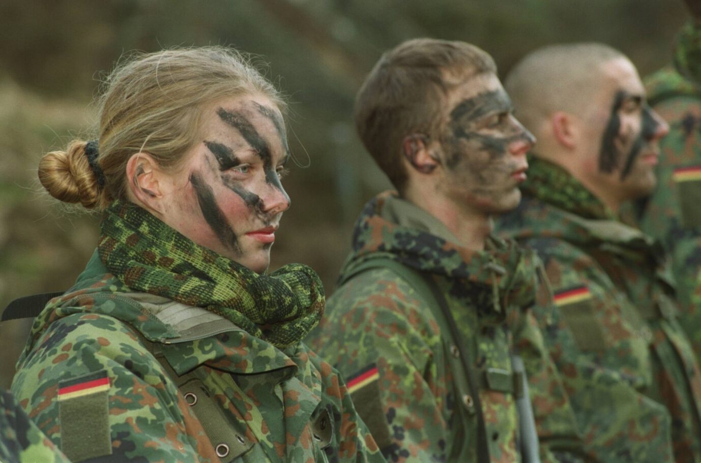 Junge Frau bei der Bundeswehr (Symbolbild): Unterschiedliche gesellschaftliche Rollen Foto: IMAGO / teutopress Debatte um Wehrpflicht bei Frauen entbrannt.