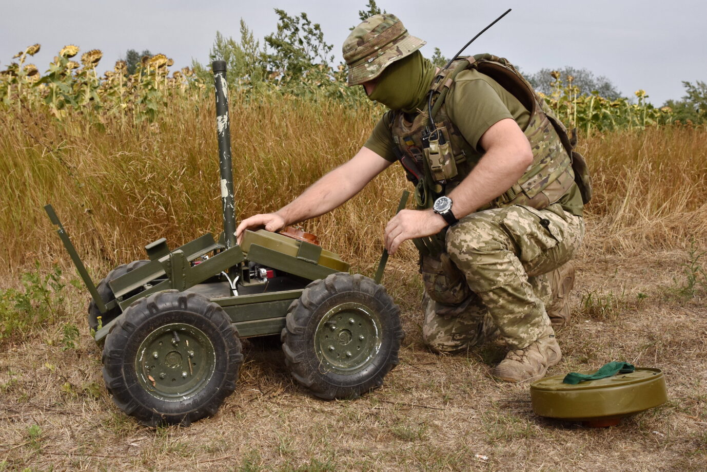 Ein Soldat in bräunlicher Tarnuniform lädt Minen auf einen kleinen Roboter, der Minen transportiert – Polen und die Baltenländer wollen nun auch bald Minen einsetzen