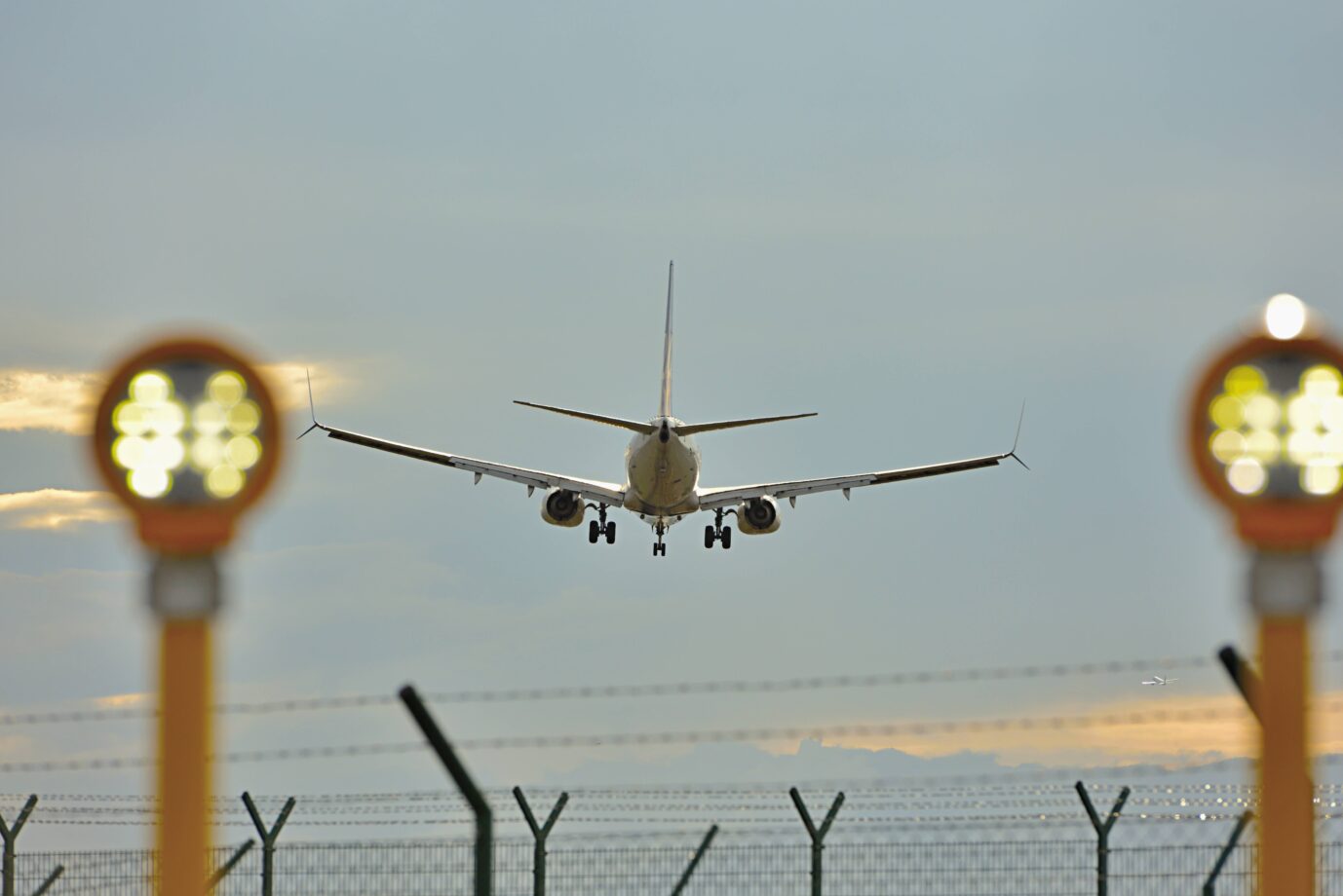 Das Foto soll eine Abschiebung mit einem Flugzeug symbolisieren.