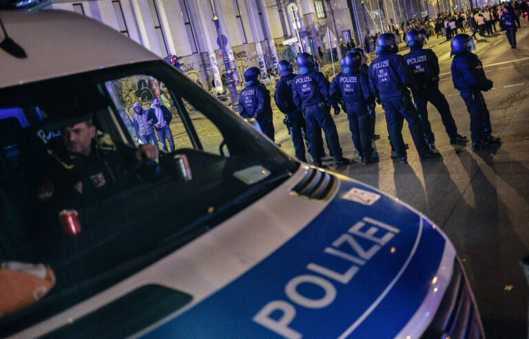 Pro-Palästina-Kundgebung in Berlin, Deutschland – 02. Nov. 2024: Polizeibeamte riegeln Proteste am Flughafen Tempelhof ab. Mehr als 700 Menschen versammelten sich in der Hauptstadt, um angesichts des anhaltenden Nahostkonflikts ein Ende der Waffenlieferungen an Israel zu fordern. Dabei kam es zu mehreren gegensätzlichen Kundgebungen. Berlin, Deutschland Polizeibeamte sichern eine Pro-Palästina-Kundgebung in Berlin: Politisch motivierte Gewalt ausländischer Ideologen steigt rasant. Foto: IMAGO / SOPA Images