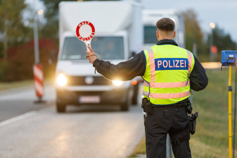 Das Foto zeigt einen Polizisten der Bundespolizei bei einer Grenzkontrolle an der Grenze zu Polen
