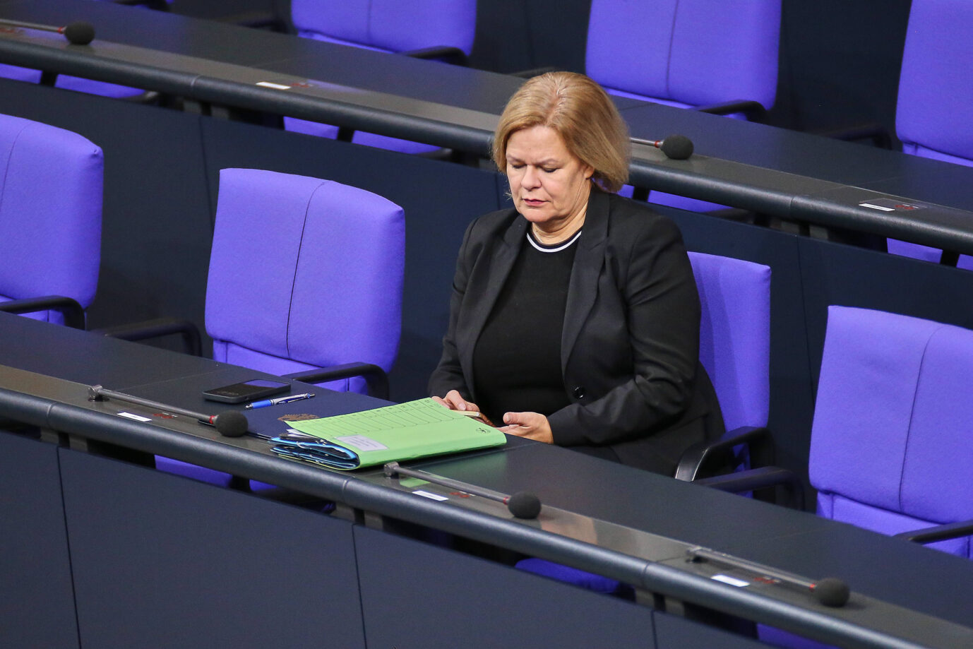 Deutscher Bundestag: 207. Bundestagssitzung: Bundesministerin des Innern Und für Heimat sitzt Nancy Faeser (SPD) allein auf der Regierungsbank und checkt ihr Smartphone. Bundesinnenministerin Nancy Faeser allein auf der Regierungsbank: Die Sozialdemokratin darf Abschiebungen anordnen. Foto: IMAGO / dts Nachrichtenagentur