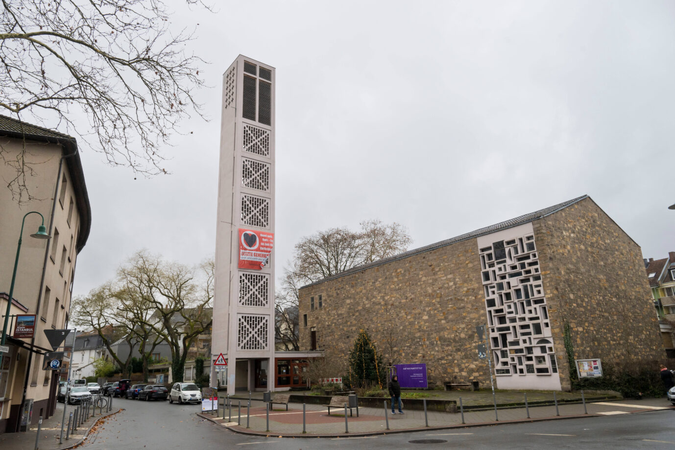 Man sieht eine triste graue deprimierende evangelisch Kirche von außen – Die Michaelsgemeinde in Darmstadt schließt wegen eines Hamas-Weihanchtsmarktes