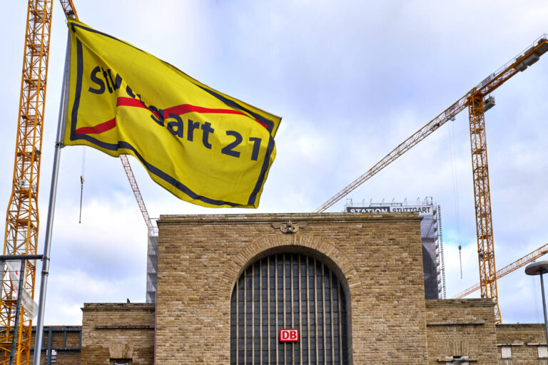 Eine Protestaktion gegen Stuttgart 21 vor dem zugehörigen Hauptbahnhof: Inzwischen werden die Kosten auf 11,5 Milliarden geschätzt. (Themenbild)