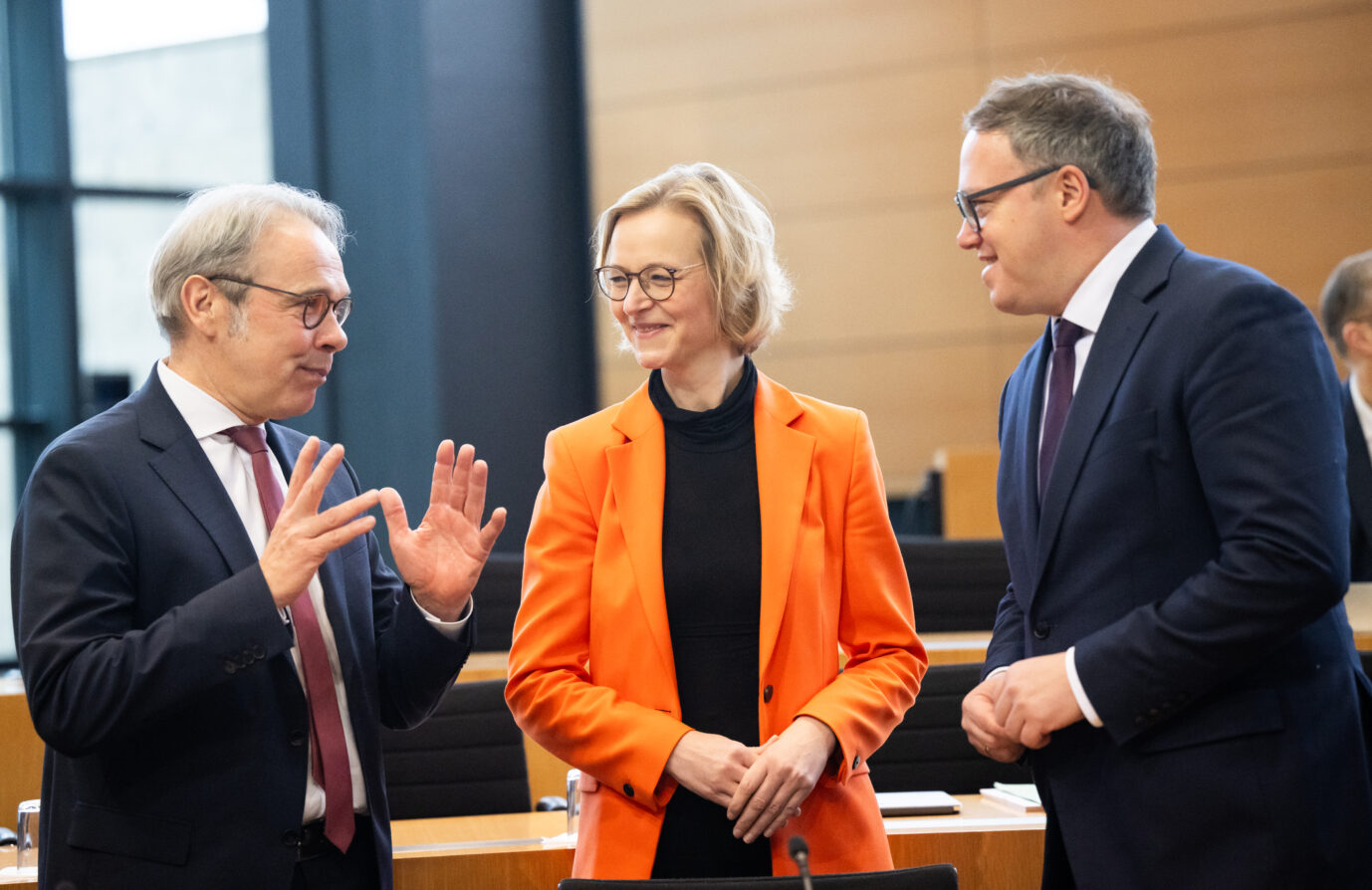 Das Foto zeigt die Vertreter der Brombeer-Koalition, die nun die AfD entmachten wollen.