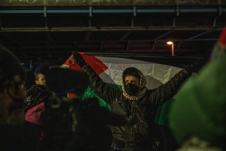 Das Bild zeigt eine vermummte Frau bei einer propalästinensischen Demonstration in Berlin. Gewaltdelikte haben in der Hauptstadt zugenommen.