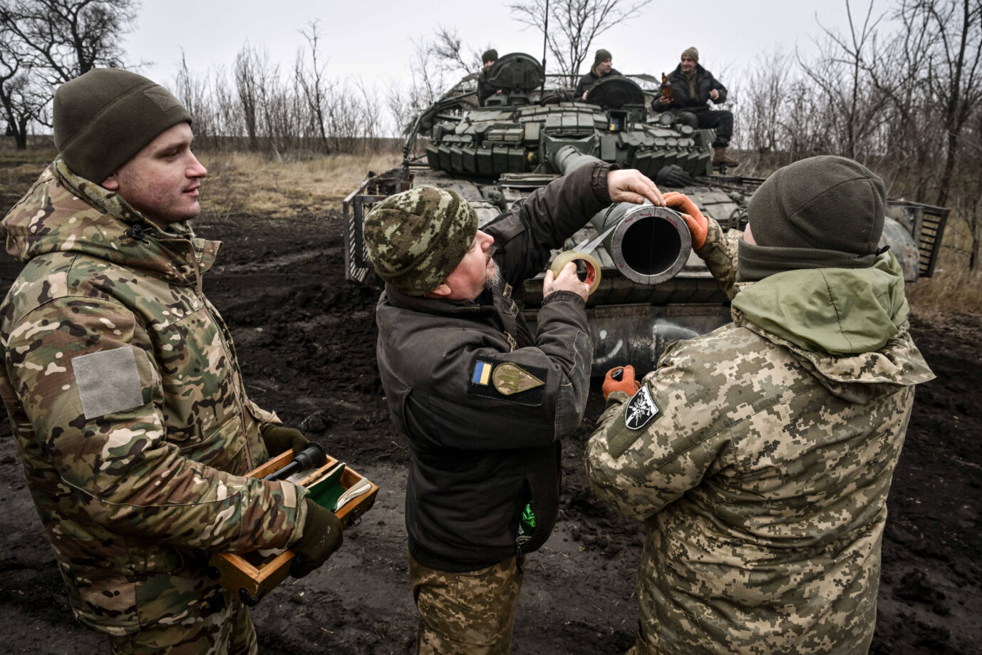 Angehörige der ukrainischen Armee halten ein Maßband um das Geschützrohr eines Panzers – möglicherweise kommt dieser aus deutschen Rüstungsexporten