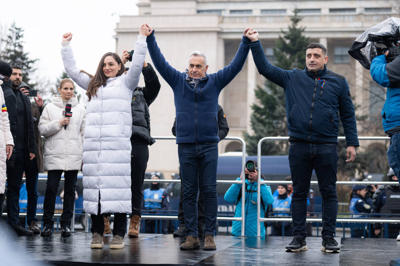 Rumäniens Rechte vereint im gemeinsamen Kampf: Călin Georgescu (m.) zusammen mit dem Chef der Allianz für die Vereinigung der Rumänen, George Simion (r.) und der Chefin der Partei der Jugend, Anamaria Gavrilă auf einem Protest in Bukarest. (Themenbild)