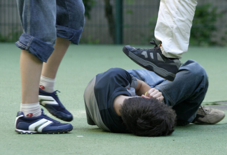 Linke. Ein Junge wird von zwei Altersgenossen verprügelt (Symbolbild): Die Zahl der Fälle schwerer oder gefährlicher Körperverletzung stieg um 2,4 Prozent gegenüber dem Vorjahr. Dies ist nur eine neue Zahl zum Thema Gewaltkriminalität. (Themenbild/Symbolbild)