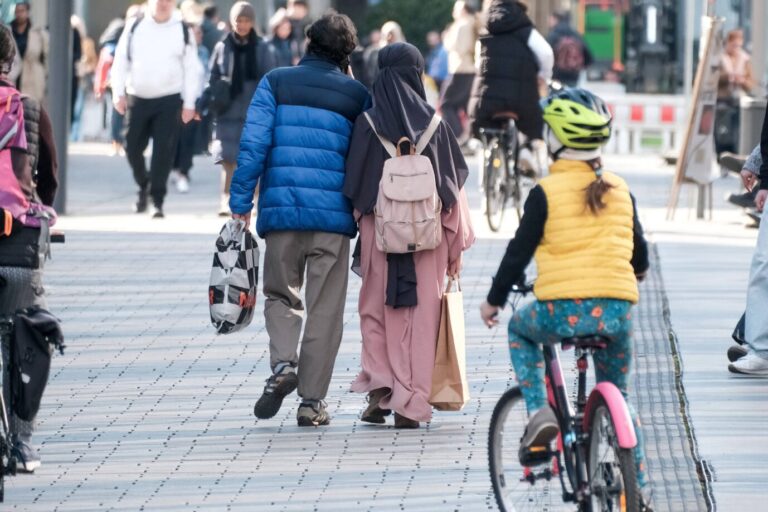 Düsseldorf 06.03.2025 Schadowplatz Innenstadt Köbogen Schadowstraße Einkaufsstrasse Hystreet Einkaufsstraße Shoppingmeile Einkaufsmeile Einkaufen Einzelhandel Fussgängerzone Einkaufsbummel Einkaufstasche Einkaufstaschen Einkauftasche Einkauftaschen Einkaufstraße Einkaufstrasse Modemeile Menschenmasse Menschenmenge Inflation Bürgergeld Jugendliche Kaufkraft junge Frau Frauen Mädchen Kinderfahrrad Fahrradweg Muslime Muslima Vollschleier Schleier Kopftuch Kopftücher Islam Islamismus Islamisten Hijab Araber Zuwanderer Migranten Fremdenfeindlichkeit Einwanderer Aussengrenze Grenzschutz Bundespolizei Einwanderungsstopp Einwanderungsstop Migration Remigration Einwanderer Einwanderungspolitik Einwanderungsland Fachkräfte Fachkräftemange Paar mit Migrationshintergrund flaniert durch die Düsseldorfer Schadowstraße: Wen haben sie gewählt? Foto: IMAGO / Michael Gstettenbauer