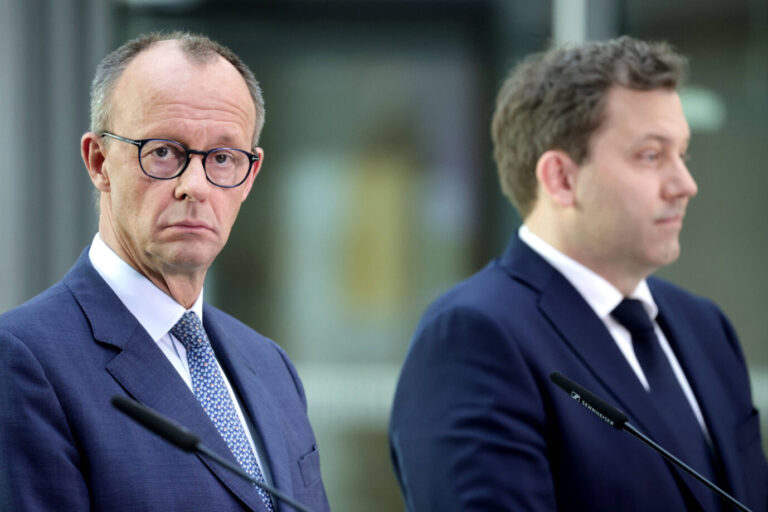 Unions-Chef Friedrich Merz (CDU) und Lars Klingbeil, Co-Vorsitzender der SPD,bei einer Pressekonferenz nach den Sondierungsgesprächen. FOTO: IMAGO / Jens Schicke