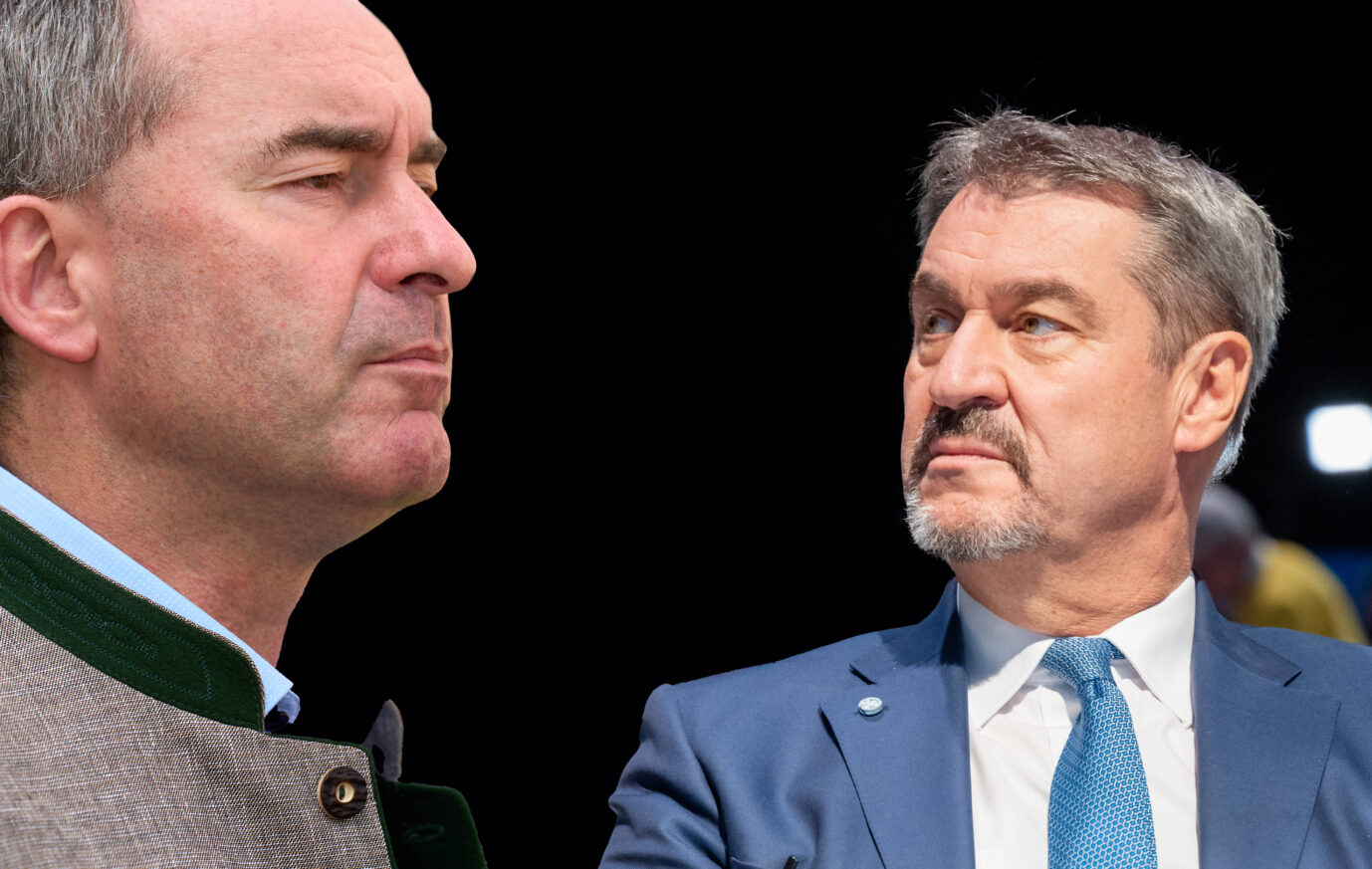 Links ist der Chef der Freien Wähler, Hubert Aiwanger, und daneben der bayerische Ministerpräsident Markus Söder, beide schauen grimmig aneinander vorbei