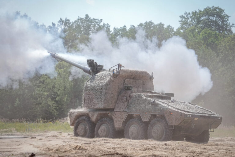 Gepanzerte Haubitze RCH 155 beim Schießen: Immer noch nicht im Waffenbestand der Bundeswehr. (Themenbild)