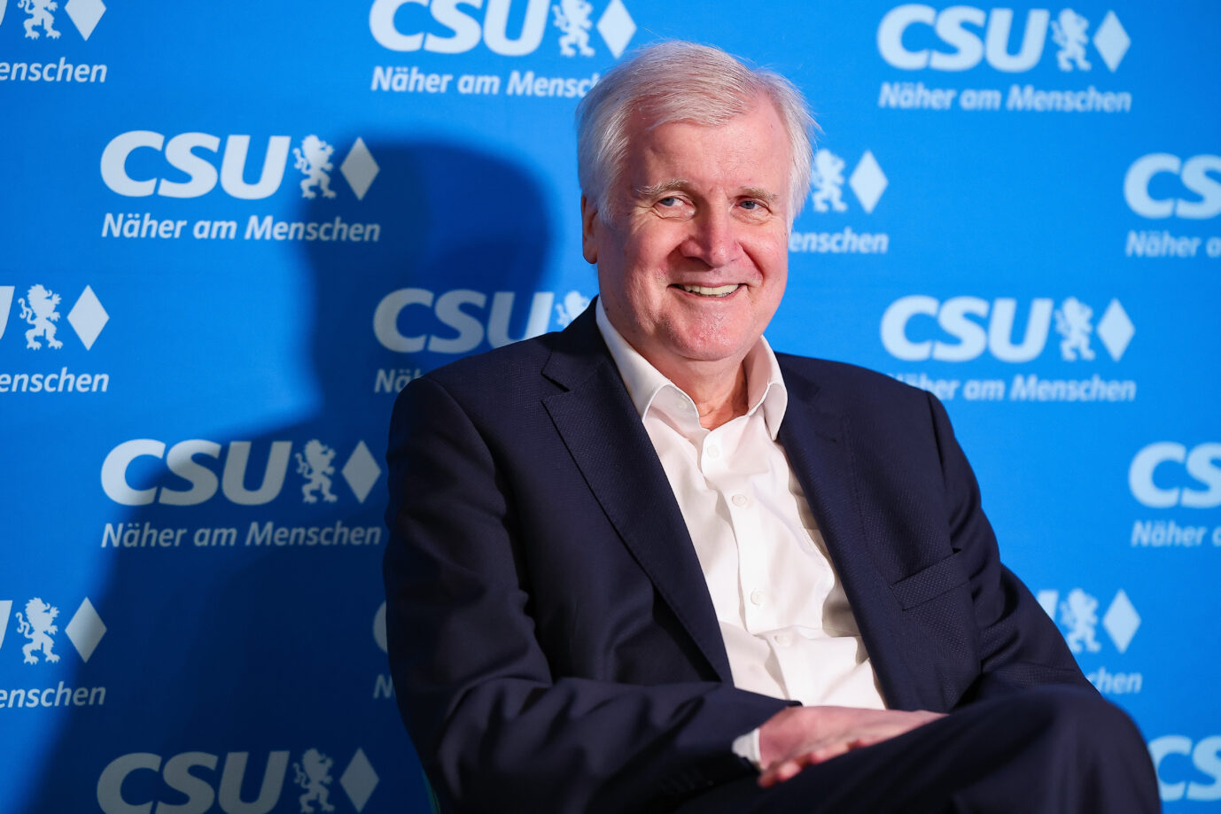 Horst Seehofer, ehemaliger bayerischer Ministerpräsident, lacht bei einer Wahlkampfveranstaltung der CSU zur Europawahl.