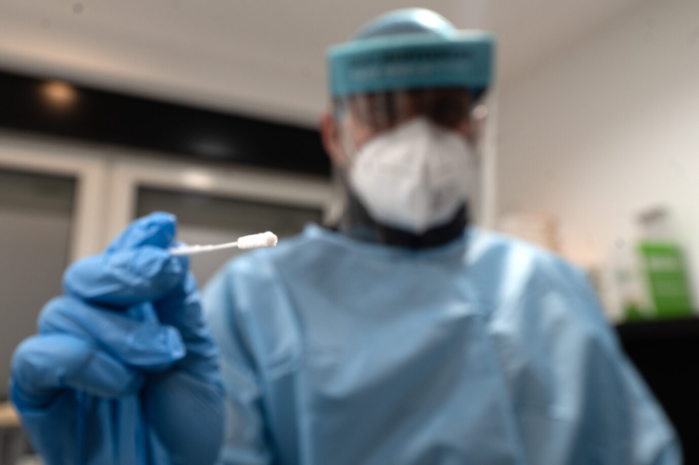 Ein Mitarbeiter führt in einer Teststelle im Tattoostudio Crime Ink einen Corona-Schnelltest durch. Die Teststelle hat ab 6 Uhr offen. Erstmals wurden in Deutschland mehr als 100000 Coronainfektionen an einem Tag gemeldet.