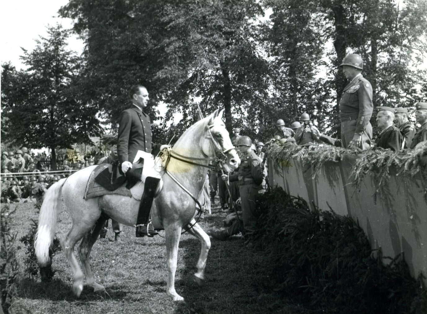 US-General George Patton (r. stehend) beschaut die Vorführung eines Lipizzaners nach Kriegsende.