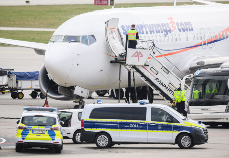 Afghanen. Polizei und Zoll stehen an einem Flugzeug am Flughafen Hannover. Eben ist ein Charterflug aus Islamabad mit Afghanen gelandet. Foto: picture alliance/dpa | Julian Stratenschulte