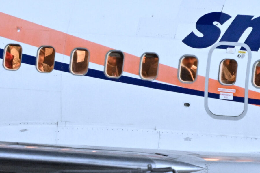 Afghanen sitzen in einem Flugzeug auf dem Flughafen Leipzig/Halle. Mit dieser Charter-Maschine sind ehemalige Ortskräfte deutscher Institutionen aus Afghanistan in Leipzig gelandet. Foto: picture alliance/dpa | Hendrik Schmidt