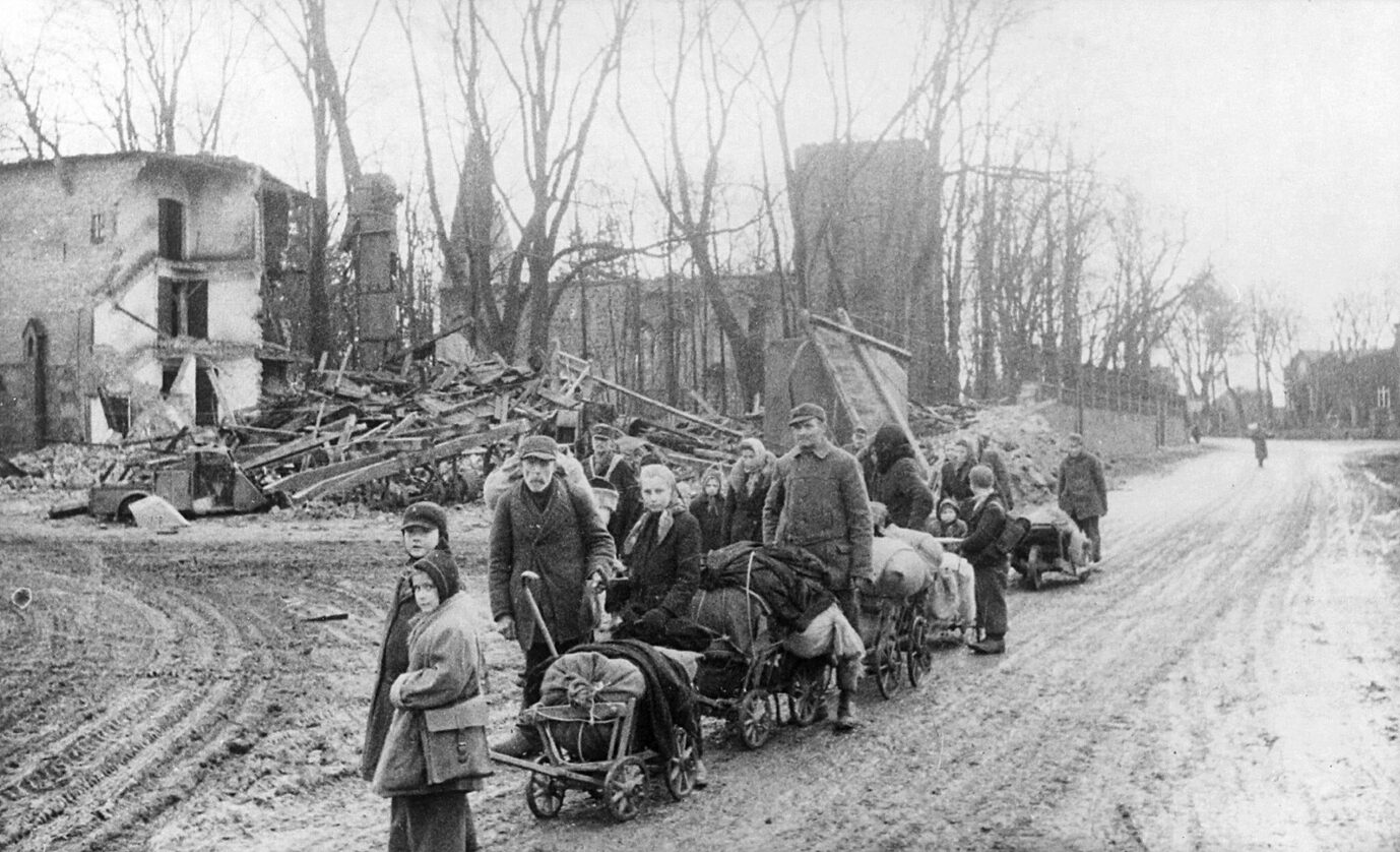 Deutsche flüchten 1945 aus Ostpreußen.