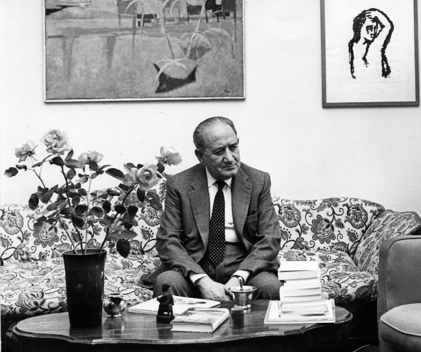 Auf einem schwarz-weiß-Foto sieht man den italienischen Schriftsteller Ignazio Silone auf einem Sofa sitzend