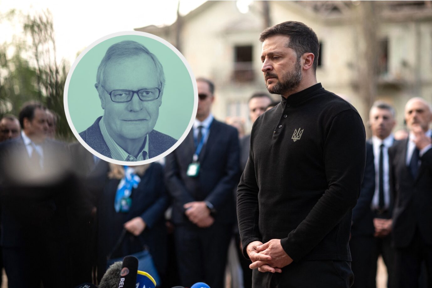 Der Präsident der Ukraine, Wolodymyr Selenskyj, während einer Trauerfeier für die von russischen Raketen Getöteten in Kiew: Trotz massiver US-Unterstützung wird der Abwehrkampf immer schwieriger. (Themenbild)