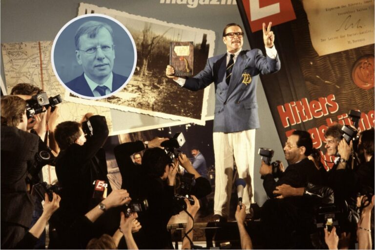 In einer Szene des Films "Schtonk!" hält ein Charakter die vermeintlichen Hitler-Tagebücher in die Höhe und macht das Victory-Zeichen – daneben ist ein Porträt des JF-Autors Thorsten Hinz zu sehen