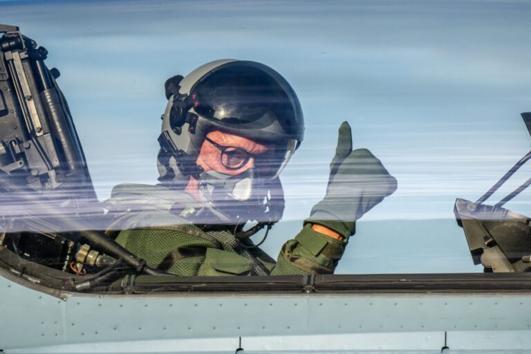 Das Bild zeigt CDU-Chef Friedrich Merz im Cockpit eines Eurofighters der Bundeswehr. Deutschlands Außenpolitik soll künftig besser koordiniert werden.