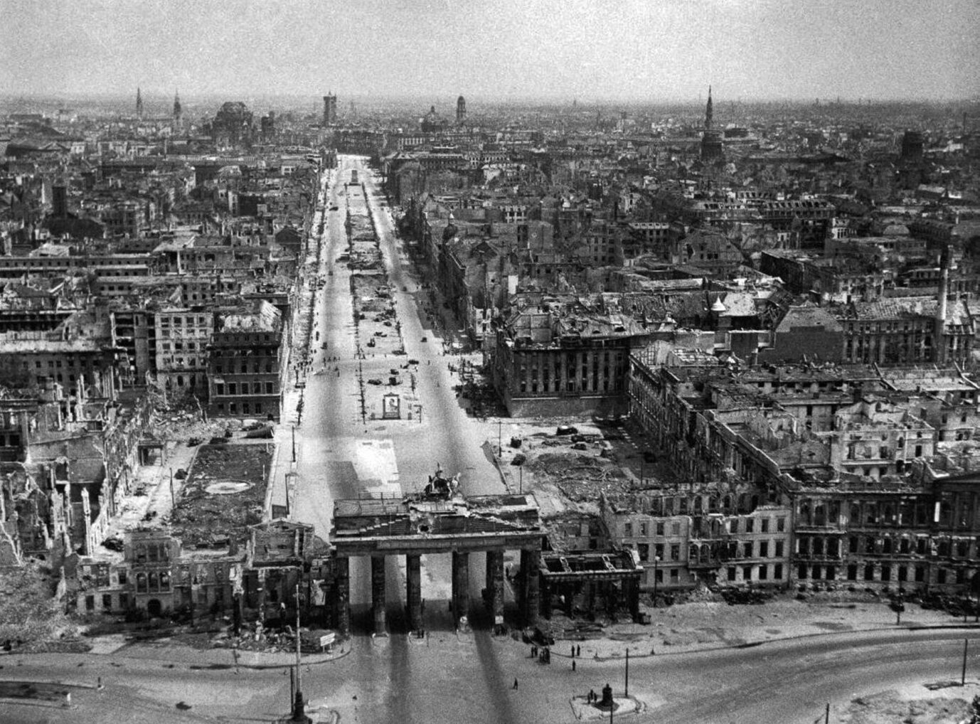 Das Bild zeigt das zerstörte Berlin am Ende des Zweiten Weltkriegs. Der 8. Mai 1945 war für viele deutsche Zivilisten keine Befreiung.