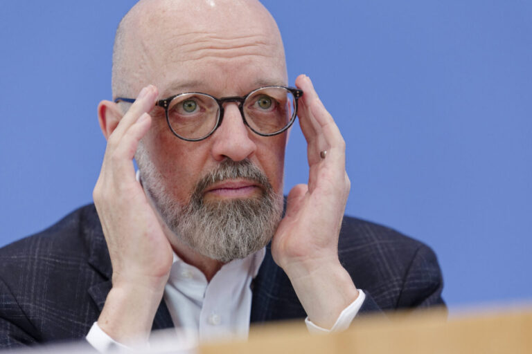 Timo Wollmershäuser bei der Bundespressekonferenz. Er ist besorgt wegen der deutschen Wirtschaft.