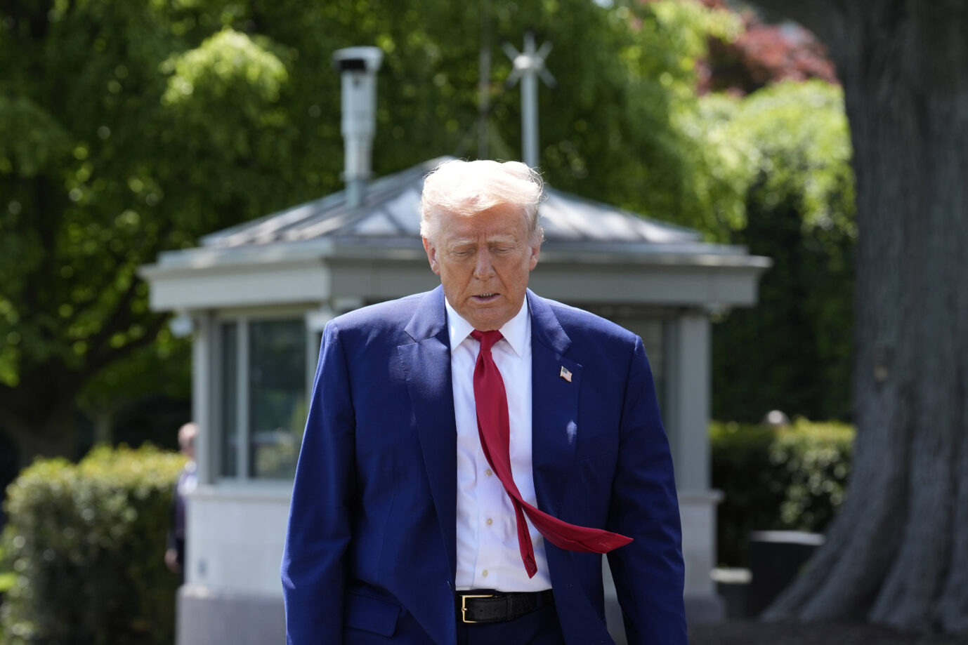 Donald Trump auf dem Weg zu Journalisten. Die US-Wirtschaft ist nach langer Zeit wieder geschrumpft.