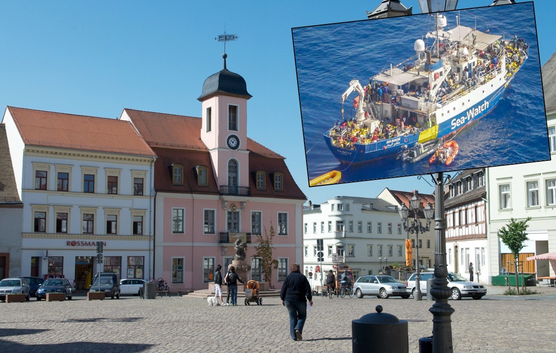 Rathaus der Stadt Wurzen und ein Boot der Organisation „Sea-Watch“, deren Vertreter bei der NGO „Netzwerk für demokratische Kultur“ Vorträge halten.
