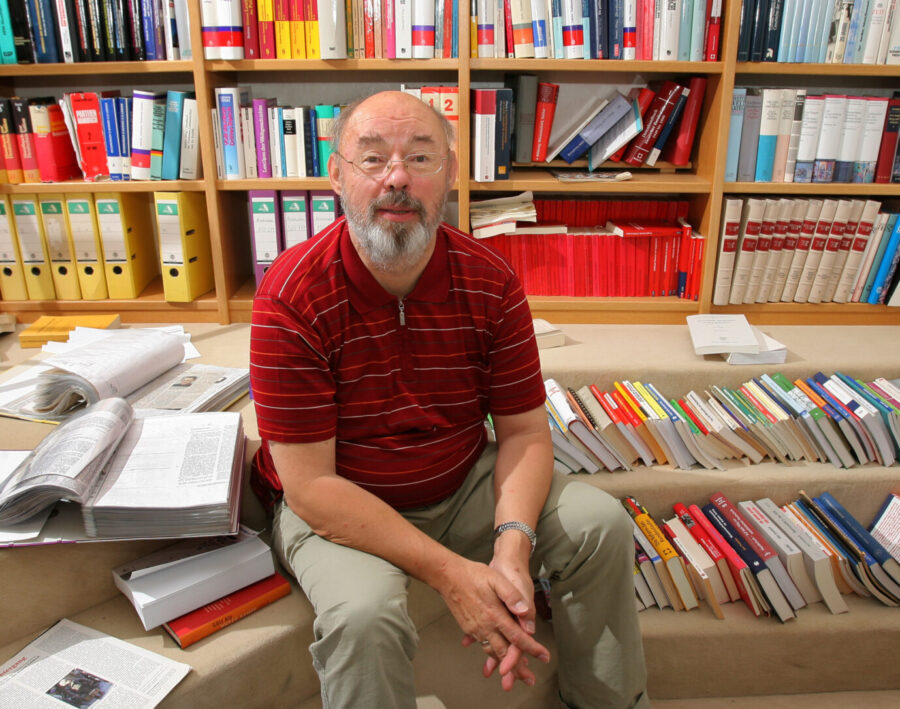 Der Extremismusforscher Eckhard Jesse 2008 in seinem Arbeitszimmer.