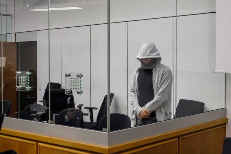 In einem Glaskasten steht der Der ehemalige deutsche Chef des Islamischen Staats, Abu Walaa, gekleidet in einem Kapuzenpullover, unter dem der typische Islamistenbart hervorragt – Abu Walaa soll abgeschoben werden