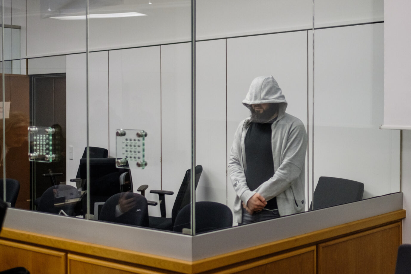 In einem Glaskasten steht der Der ehemalige deutsche Chef des Islamischen Staats, Abu Walaa, gekleidet in einem Kapuzenpullover, unter dem der typische Islamistenbart hervorragt – Abu Walaa soll abgeschoben werden