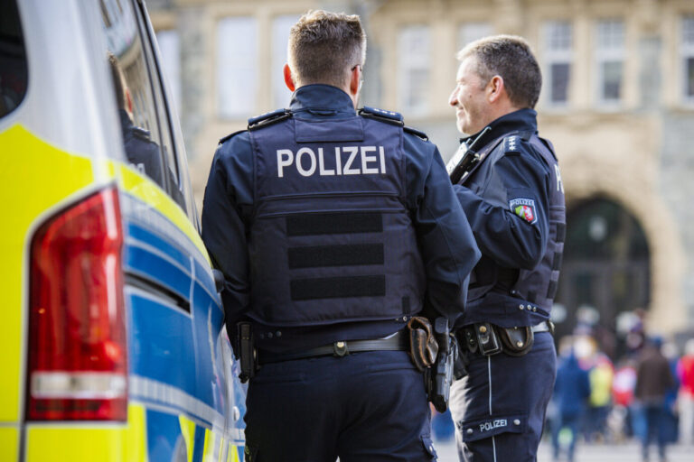 Kind niedergestochen: Polizisten bei einem Einsatz in Remscheid.