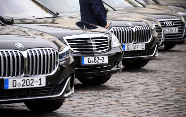 Parade der Diplomatenfahrzeuge – leicht erkennbar am Kennzeichen mit der Null – hier vor dem Schloß Bellevue.