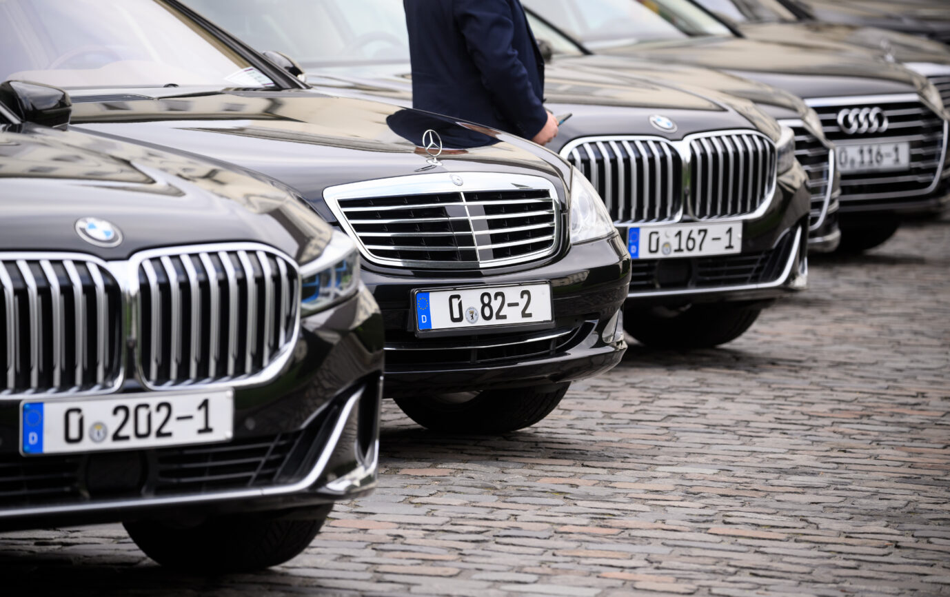 Parade der Diplomatenfahrzeuge – leicht erkennbar am Kennzeichen mit der Null – hier vor dem Schloß Bellevue.
