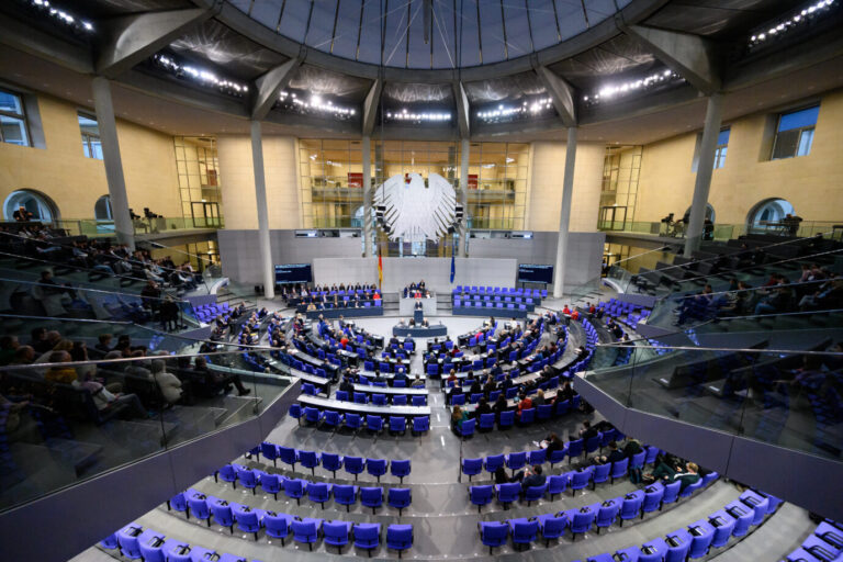 Robert Habeck (Bündnis 90/Die Grünen), Bundesminister für Wirtschaft und Klimaschutz, gibt bei der Plenarsitzung im Deutschen Bundestag eine Regierungserklärung zum Jahreswirtschaftsbericht, die aktuelle Konjunkturlage und künftige Herausforderungen in der Wirtschaftspolitik ab. Weitere Themen der 82. Sitzung der 20. Legislaturperiode sind die Stiftung Unabhängige Patientenberatung, Programme zur Innovations- und Technologieförderung im Mittelstand und eine Aktuelle Stunde zum Urteil des Bundesverfassungsgerichts zur Parteienfinanzierung.