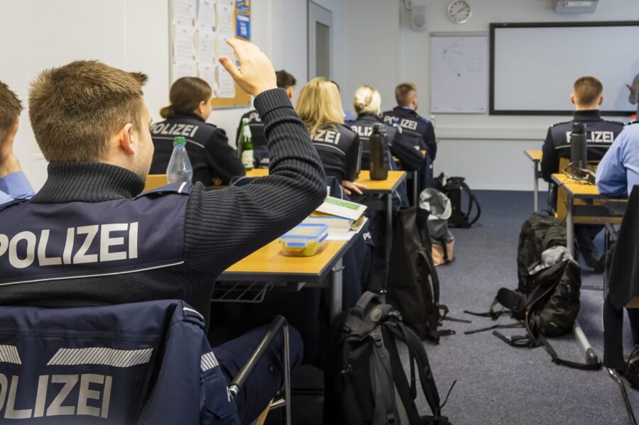 Müssen Beamte richtig Deutsch können? Unterricht in der Polizeischule Rothenburg.