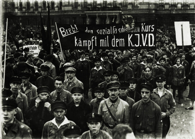 Die Jungkommunisten des KJVD demonstrieren in Berlin.