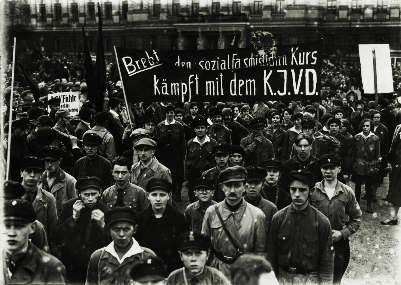 Die Jungkommunisten des KJVD demonstrieren in Berlin.