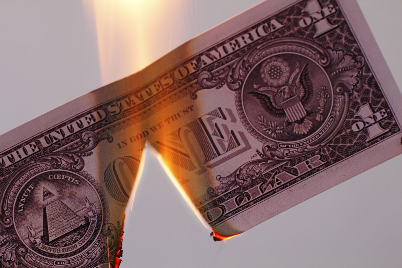 Der US-Dollar brennt sprichwörtlich: Grund ist der Verlust der Bestnote durch die Ratingagentur Moody´s; Staatsdefizite zählen doch.